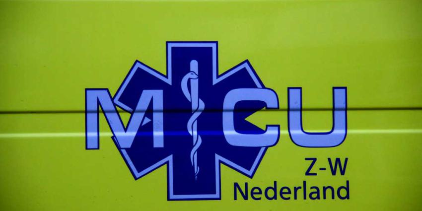 Auto’s verplaatst en weg afgesloten voor hulpverlening