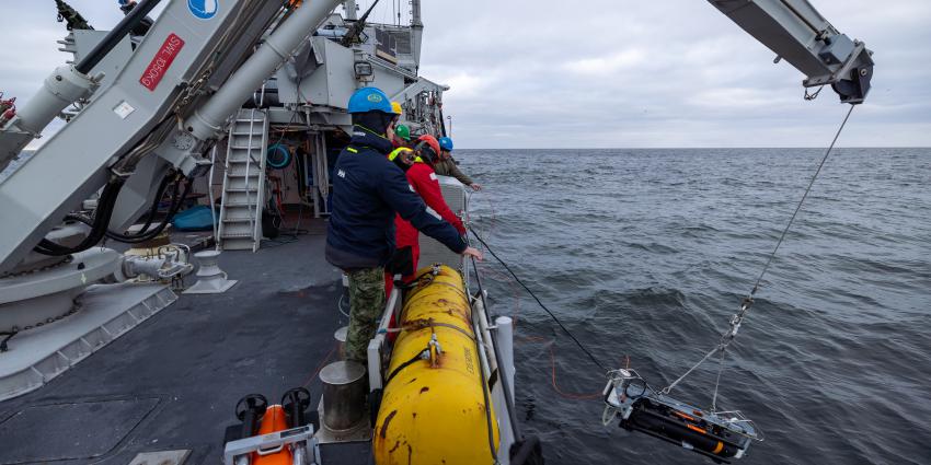 Een mijnenjager ruimt explosieven.