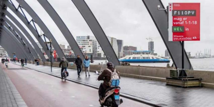 Snorfiets gaat in Amsterdam naar de rijbaan 