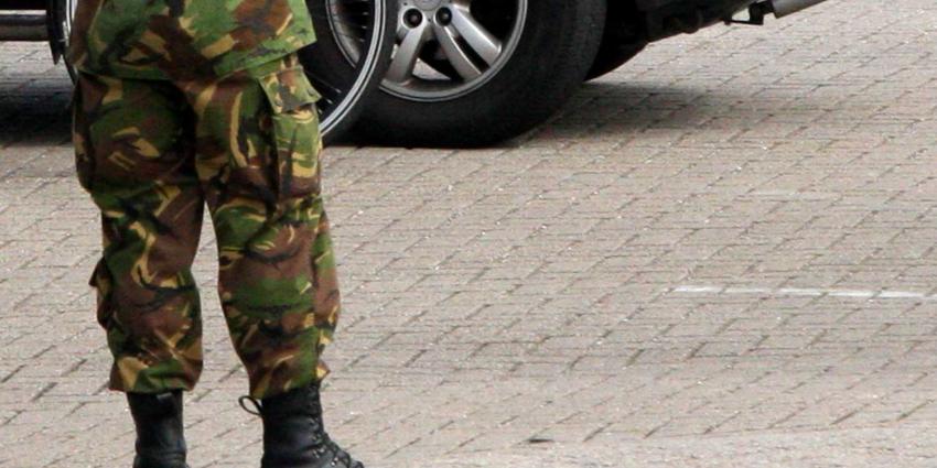 militair-broek-auto-schoenen