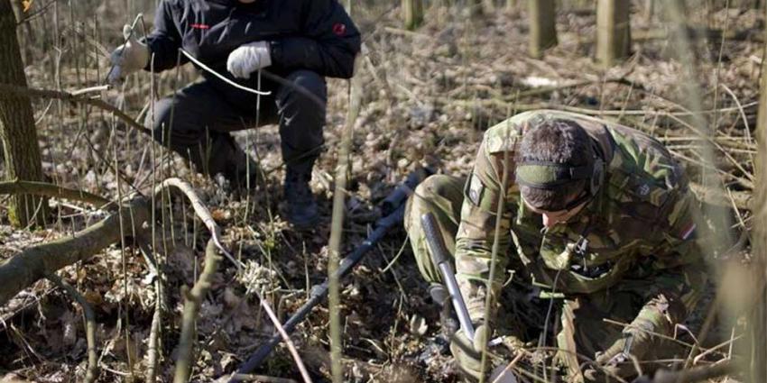 Foto van militair met metaaldetector | Archief min. Defensie