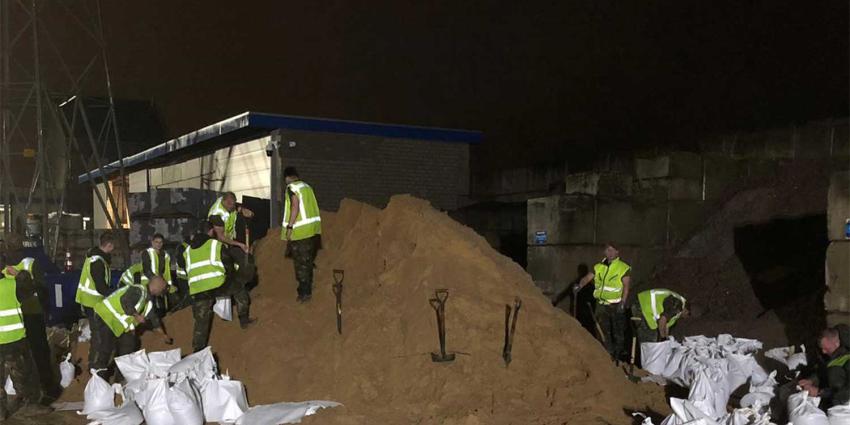 militairen-zandzakken-overstroming