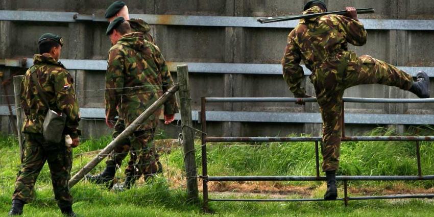 Foto van militairen in weiland | Archief EHF