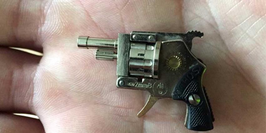 Politie vindt thuis bij overleden Amsterdammer kleinste revolver ooit  