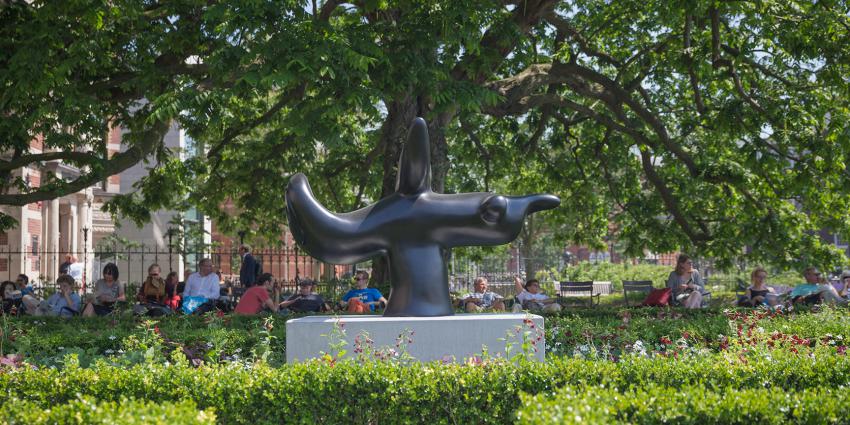 Beelden van Miró in tuinen Rijksmuseum