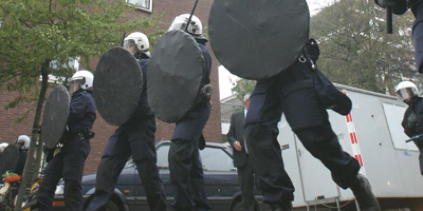 ME grijpt in bij anti-ISIS demo Den Haag tegen stenengooiers