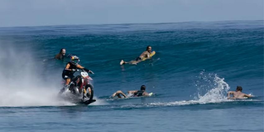 Stuntman Robbie Maddison scheurt met een crossmotor over zee