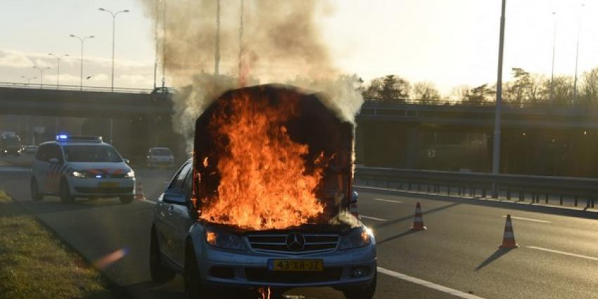 Motor Mercedes brandt volledig uit