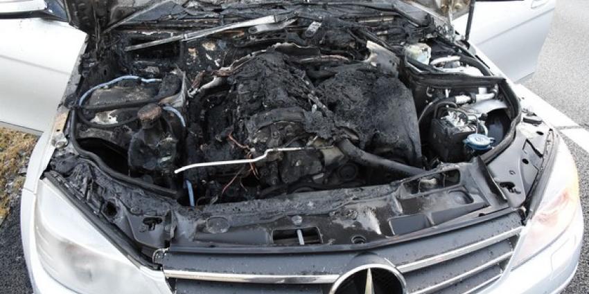 Motor Mercedes brandt volledig uit