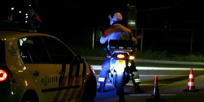 Onverlaten gooien vanaf viaduct steen op voorruit op A1 rijdende auto