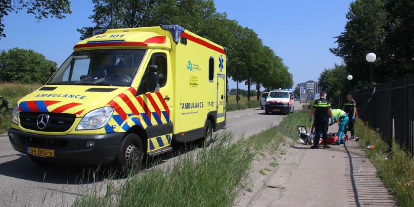 Motorrijder gewond na klap tegen hek