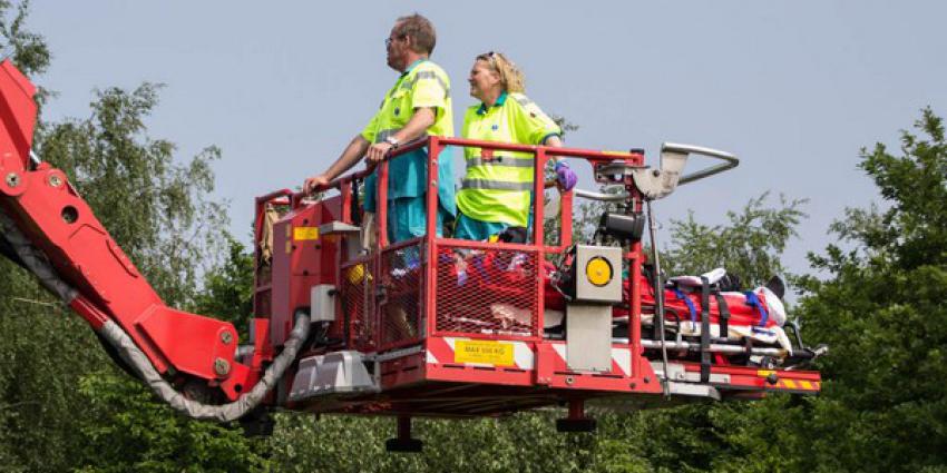Mountainbiker ernstig gewond na val, brandweer zet hoogwerker in 