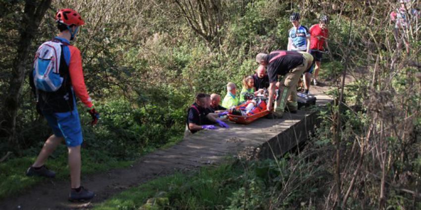 Mountainbiker gewond na val in Broekpolder in Vlaardingen 