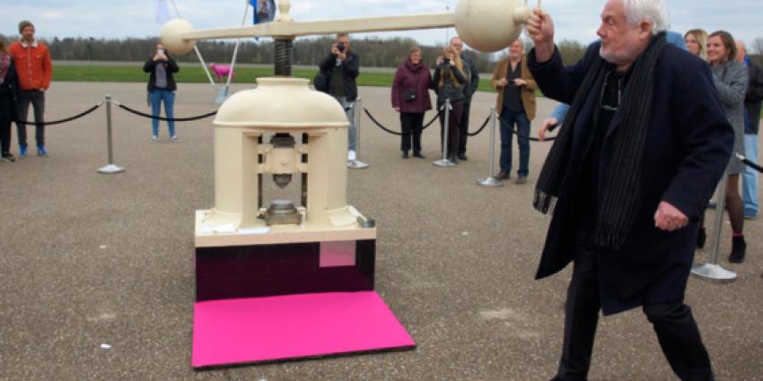 Jan Smeets geëerd met jubileum munt voor 50 jaar Pinkpop