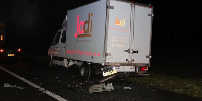 Auto knalt op vrachtwagen op N34 