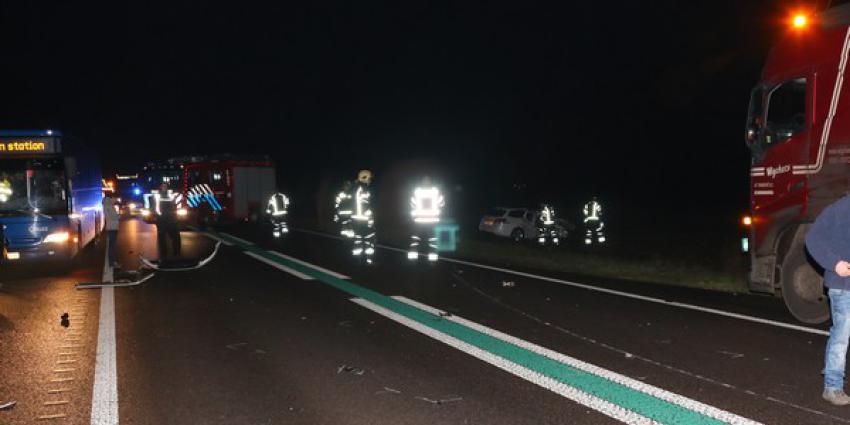 Auto knalt op vrachtwagen op N34 