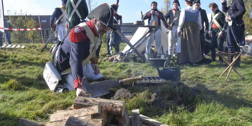 Soldaten Napoleon tonen wapens op het Franse Kamp in Austerlitz tijdens Nationale Archeologiedagen