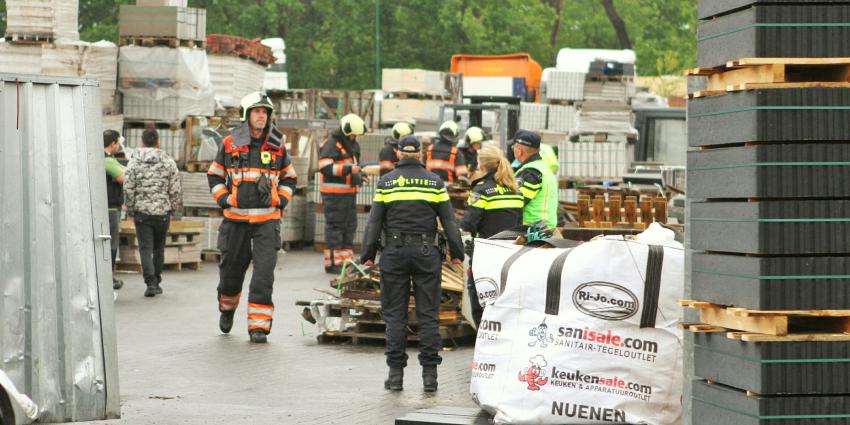 Man bekneld onder stapel stenen