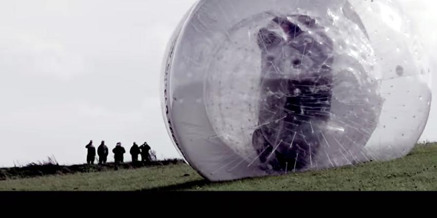 Nissan rolt NOTE in gigantische bal van een berghelling 