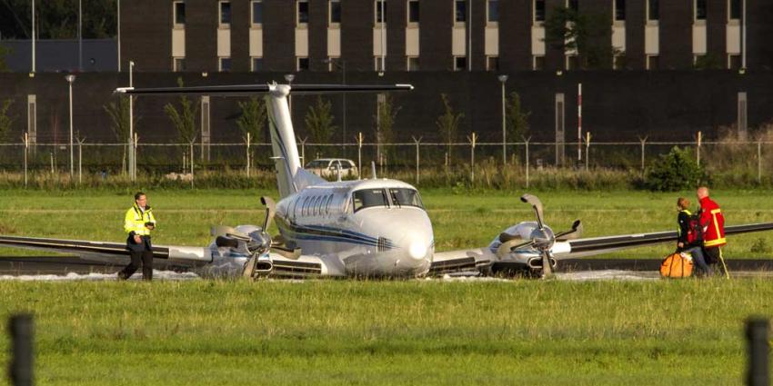 Vliegtuig zakt tijdens landing door landingsgestel