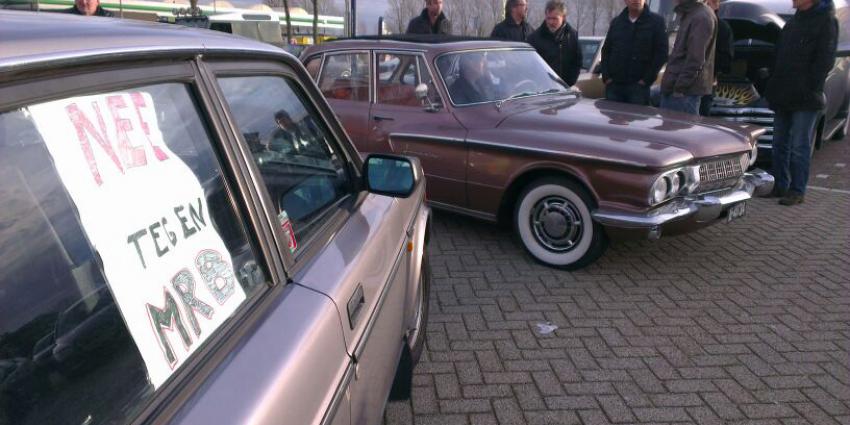 Foto van oldtimers op verzamelplaats langs de A4 | FBF