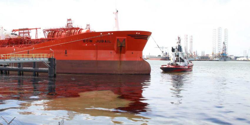 Schip ramt steiger, 300 ton olie in het water Rotterdam Botlek