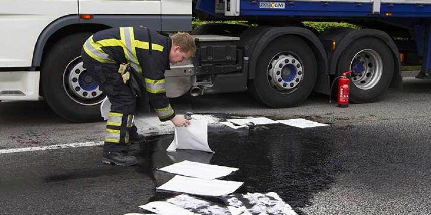 Foto van olielekkage vrachtwagen en brandweer | Sander van Gils | www.persburosandervangils.nl