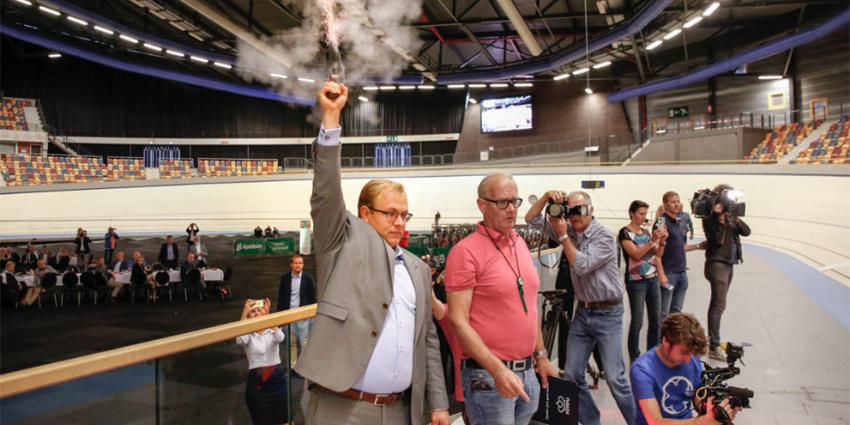 Wethouder Mark Sandmann opent vernieuwde wielerbaan