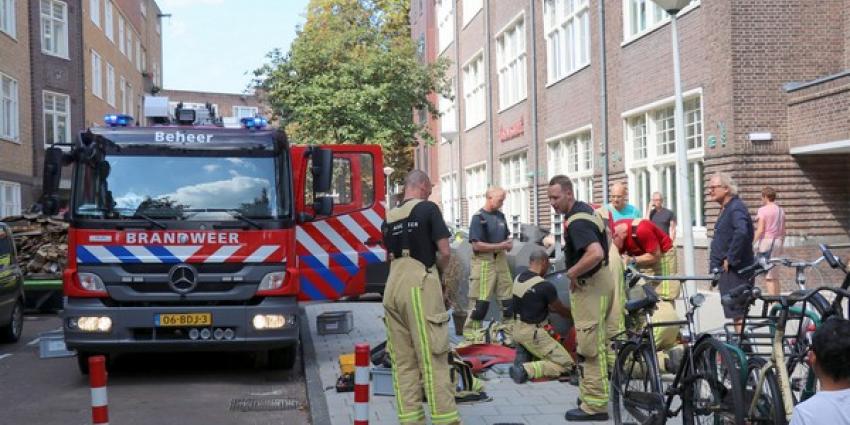 Man zit klem in ondergrondse vuilcontainer 