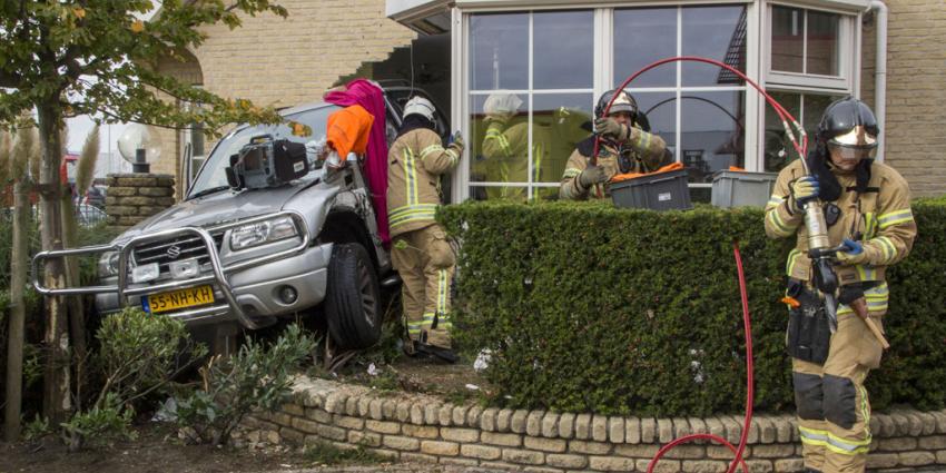 Automobiliste rijdt woning binnen en raakt gewon