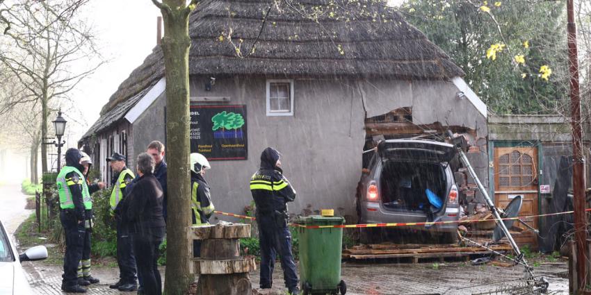 Auto rijdt woning binnen