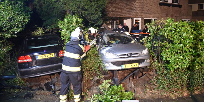 Auto's crashen in voortuin Bilthoven