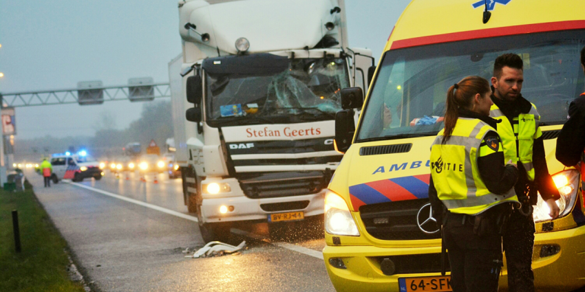 Veel fileleed na aanrijding drie vrachtwagens op A67 
