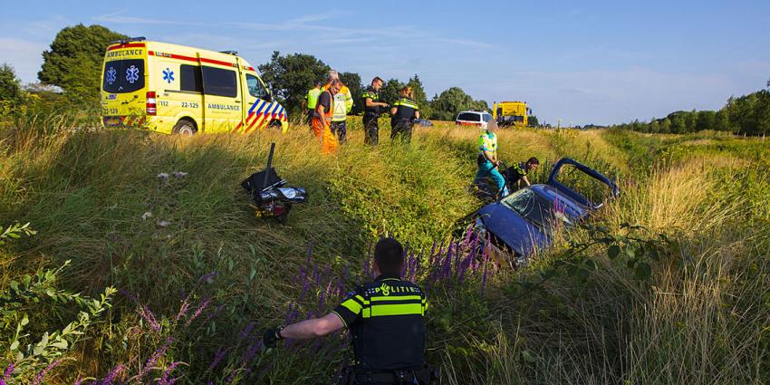 Auto raakt van A50 de sloot in