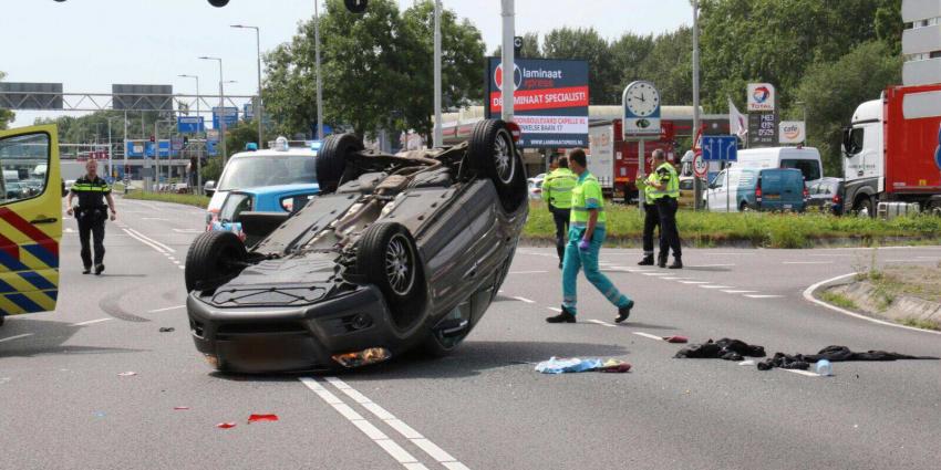 Auto op zijn dak bij aanrijding