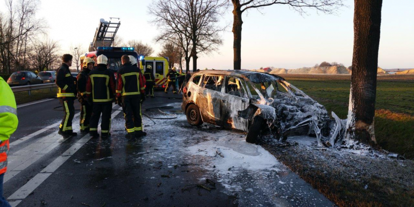 Brandweerman redt slachtoffer uit brandende auto