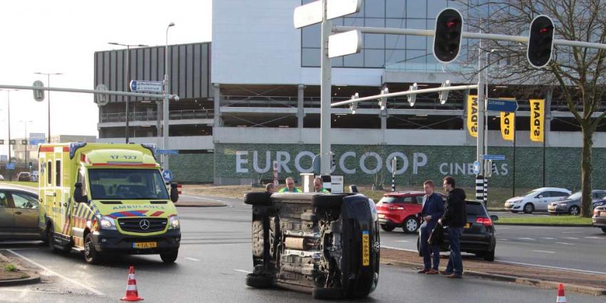 Auto gekanteld bij aanrijding oprit A20