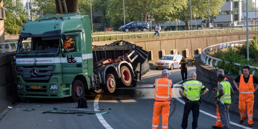 Vrachtwagen gekanteld in de bocht van de A20