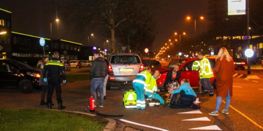 Vrouw raakt gewond bij aanrijding tussen drie auto's 