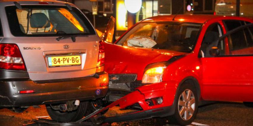  Vrouw raakt gewond bij aanrijding tussen drie auto's 