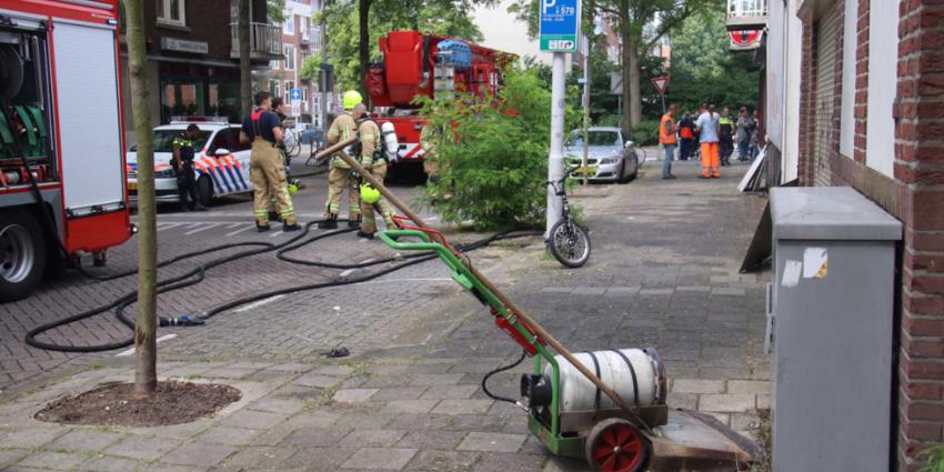 Brand achter gevel door onkruidverbrander