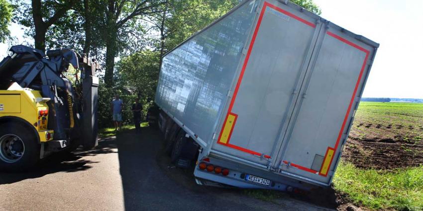 Vrachtwagen zakt weg in berm in buitengebied Sint-Oedenrode