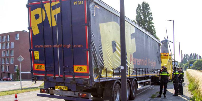 Vrachtwagen raakt viaduct en rijdt verder
