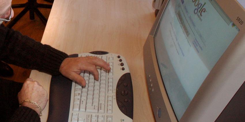 Foto van ouderen op computer internet | Archief EHF