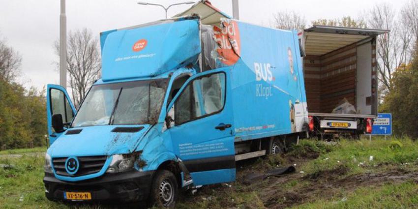 Vrachtwagen over de kop afrit A4