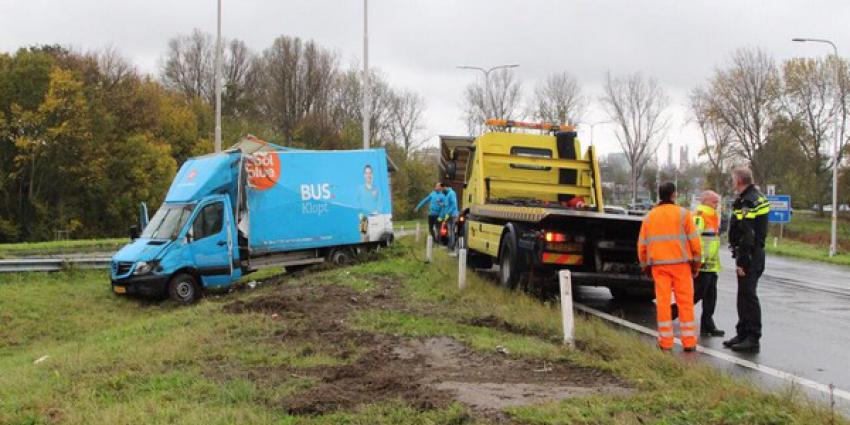 Vrachtwagen over de kop afrit A4