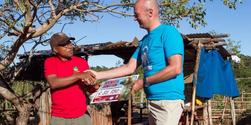 Apenheul geeft grote donatie voor blauwoogmaki op Madagaskar