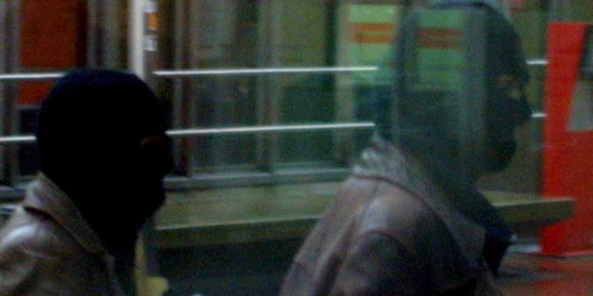 Viertal met bivakmutsen trekt 90-jarige ring van haar vinger