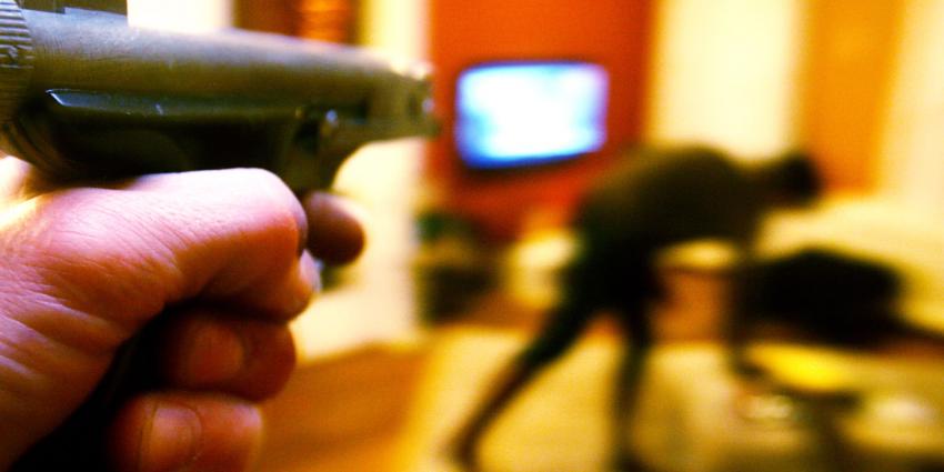 Gemaskerde mannen overvallen nietsvermoedende tv-kijker
