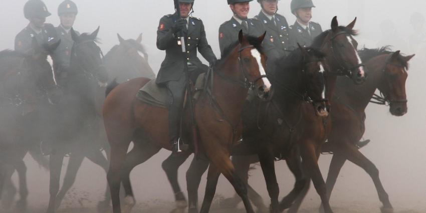 Paarden Koninklijke Landmacht oefenen voor Prinsjesdag